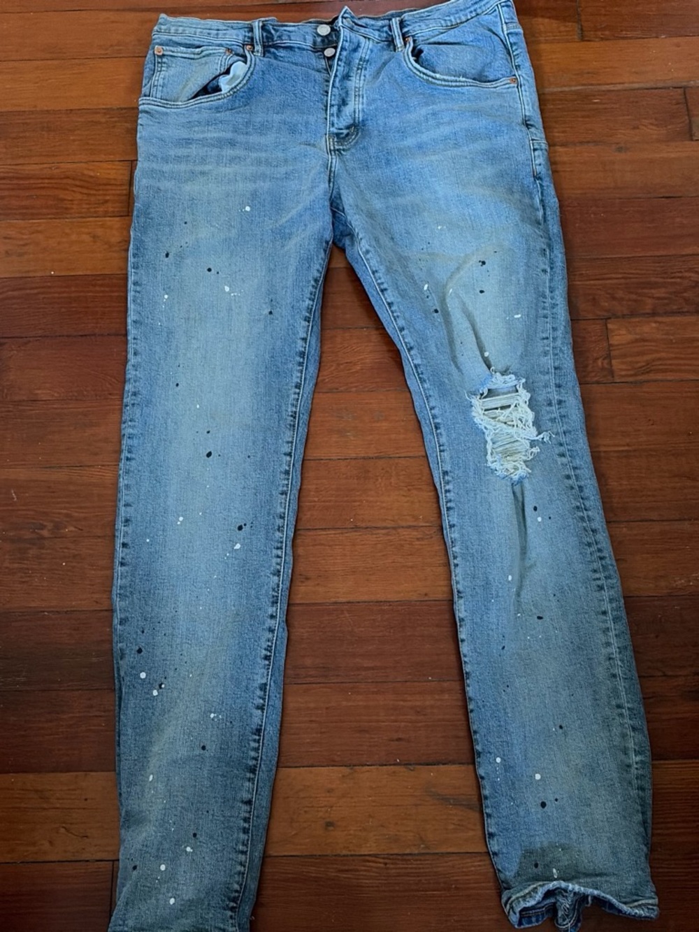 Slim Light Blue Men's Jeans with Distressed Knee and Paint-Splatter